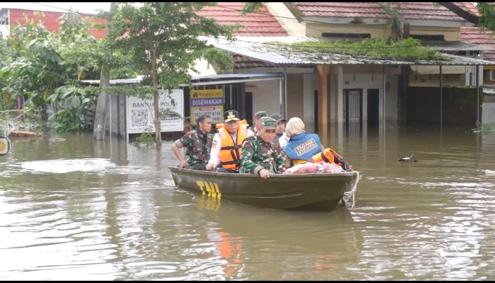 Prof Fadjry Djufry Tinjau Banjir Makassar, Dorong Solusi Jangka Panjang