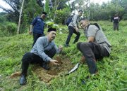 Pj Wali Kota Palopo Kunjungi Kampung Tandung, Silaturahmi dan Tanam Bibit Durian