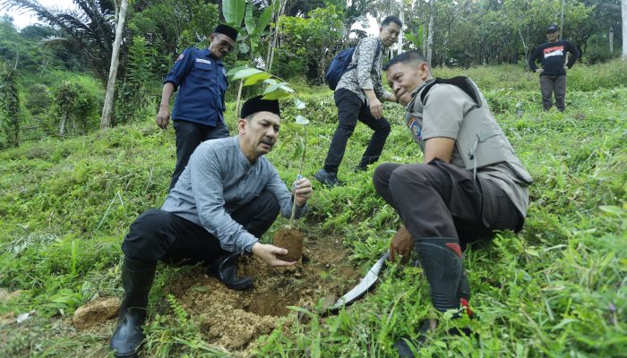 Pj Wali Kota Palopo Kunjungi Kampung Tandung, Silaturahmi dan Tanam Bibit Durian