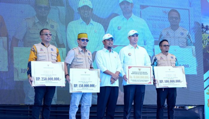 Gubernur Andi Sudirman Serahkan Rp15 Miliar untuk Pangkep