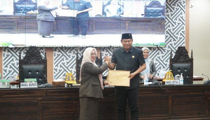 Pemkab Luwu Timur Serahkan Ranperda APBD 2026 ke DPRD