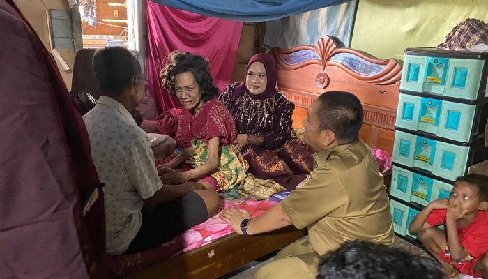 Bupati Luwu Timur Kunjungi Warga Lansia Penderita Stroke di Desa Tampinna