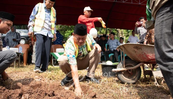 Staf Ahli Wali Kota Palopo Letakkan Batu Pertama Masjid Muhammadiyah di Sendana