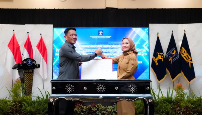 Naili Trisal Terima Penghargaan atas Dukungan Pos Bantuan Hukum Kelurahan