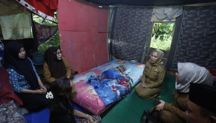 Wali Kota Palopo Sapa Warga Pontap dan Beri Bantuan Pribadi