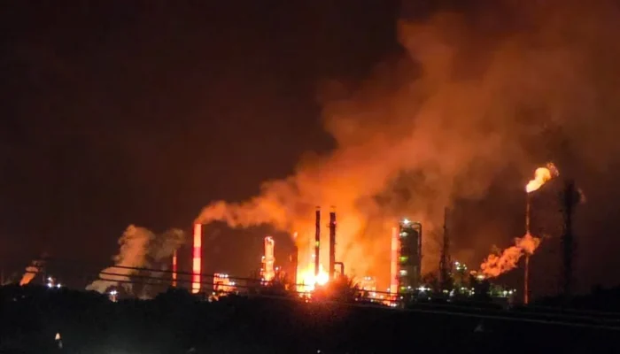 Kilang Dumai Pertamina Terbakar, Api Membubung Tinggi ke Udara