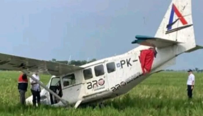 Pesawat Ringan Jatuh di Persawahan Karawang, Penumpang Dilaporkan Selamat