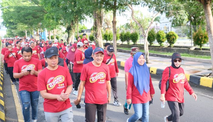 Wakili Wali Kota, Ilham Hamid Lepas Peserta Jalan Sehat Dua Dekade HMTI UNCP