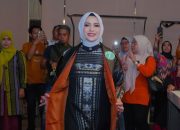 Nilasari Dhevy Bijak Pamerkan Gaun Bermotif Luwu di UMKM FI3STA 2025