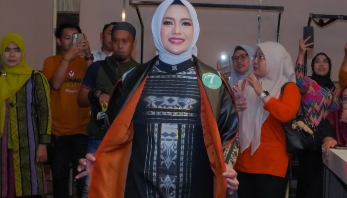 Nilasari Dhevy Bijak Pamerkan Gaun Bermotif Luwu di UMKM FI3STA 2025