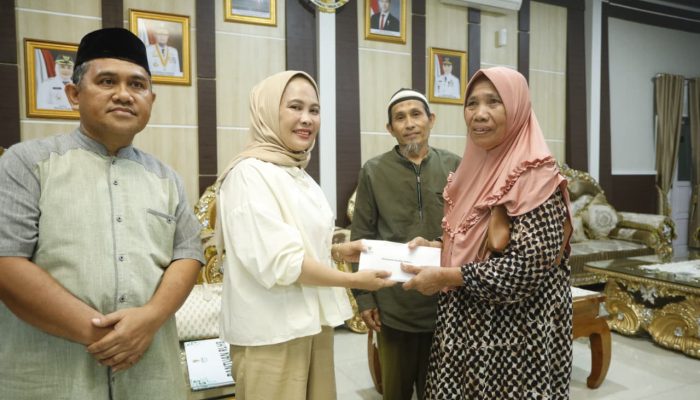Wali Kota Palopo Serahkan Bantuan BAZNAS untuk Warga Kurang Mampu