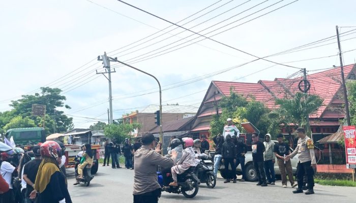 Amankan Demo Tuntutan Pesangon, Polwan Polres Luwu Tunjukkan Aksi Simpatik