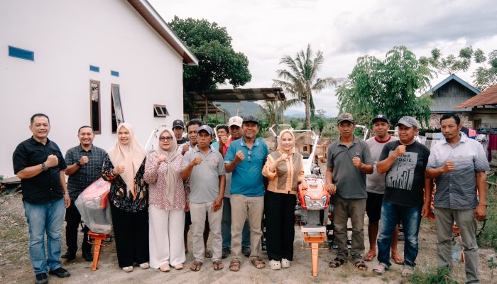 Wali Kota Palopo Serahkan 6 Hand Traktor untuk Petani Todong Alla