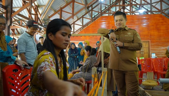 Luwu Dorong Regenerasi Penenun Lewat Pelatihan UMKM di Walenrang