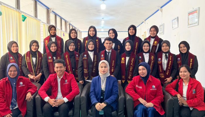 Momen Kebahagiaan Peserta Yudisium STIKES Datu Kamanre Tahun 2025