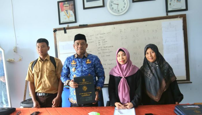 Momen Hangat Bupati Luwu Ambil Rapor Putranya, Reza Pahlevi