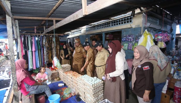 Pantau Harga Bahan Pokok, Bupati Luwu Minta Pedagang Bermitra dengan Bulog