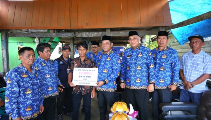 Bupati Patahudding Serahkan Bagang Apung untuk KUB Seroja