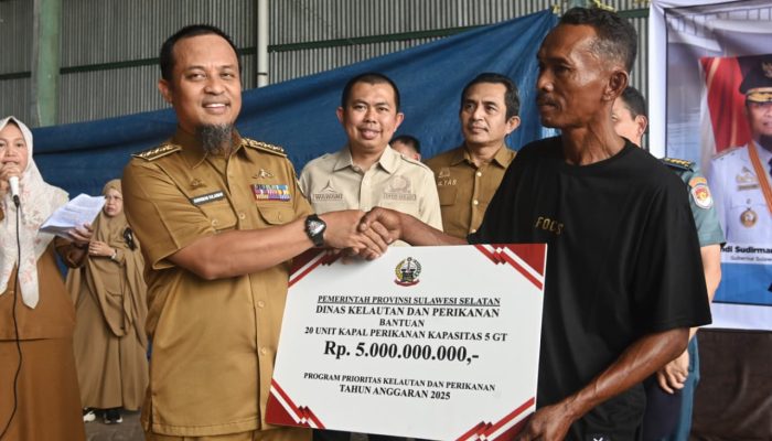 Dorong Kemandirian Nelayan, Pemprov Sulsel Salurkan 20 Unit Kapal Penangkap Ikan