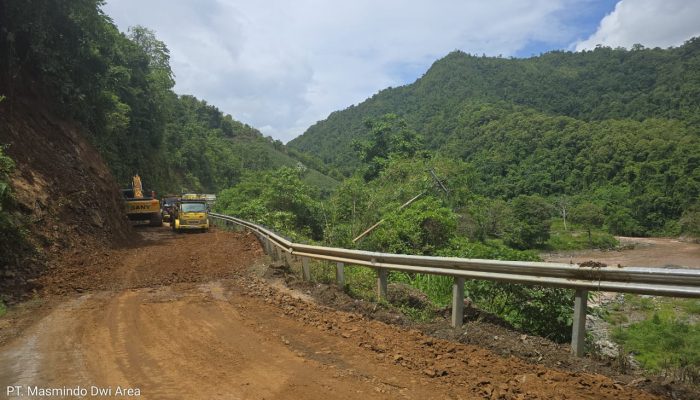 Sigap, PT Masmindo Turunkan Alat Berat Bersihkan Longsor di Kadundung