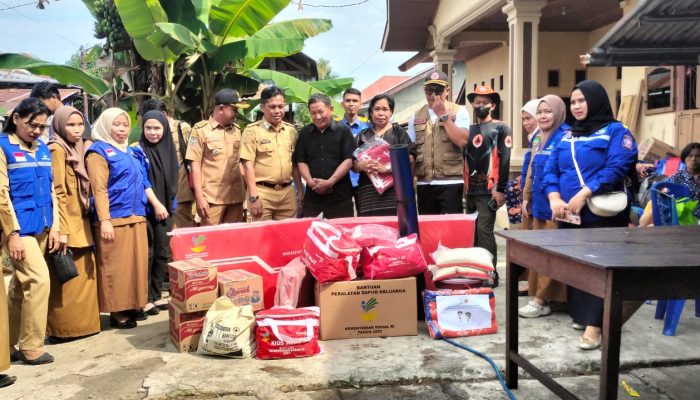 Pj Sekda Palopo Serahkan Bantuan Korban Kebakaran di Jalan Y. Tando
