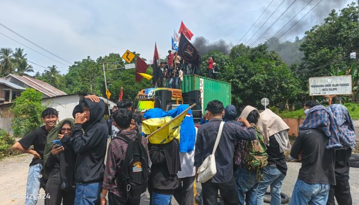 Massa Aliansi Wija To Luwu Blokade Jalan, Trans Sulawesi Macet Total