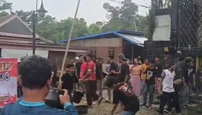 Akses Wajo-Luwu Lumpuh, Massa Cor Jalan Tuntut Provinsi Luwu Raya