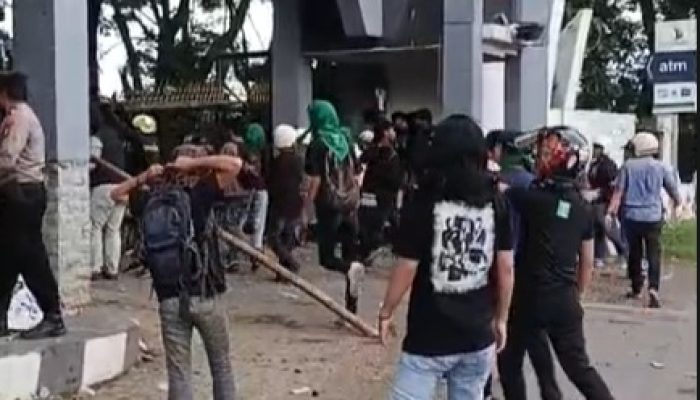 Unjuk Rasa Tuntut Pemekaran Provinsi Luwu Raya di Kantor Gubernur Sulsel Berakhir Ricuh