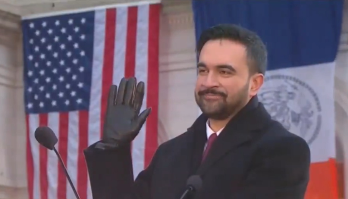 Detik-detik Zohran Mamdani Dilantik dengan Al-Qur’an di Stasiun Bawah Tanah