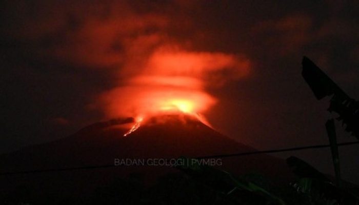 Waspada! Gunung Ile Lewotolok Muntahkan Lava Pijar Sejauh 100 Meter