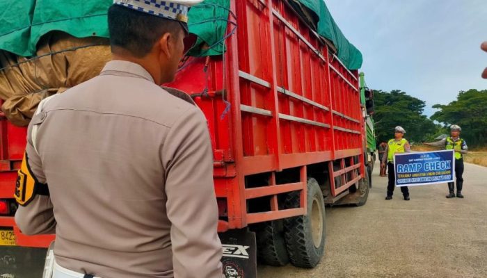 Cegah Kecelakaan Fatal, Satlantas Polres Luwu Gelar Ramp Check Truk di Trans Sulawesi