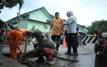 Korbankan Hari Libur, Wali Kota Makassar Cek Perbaikan Jalan Akses Pasar Lelong