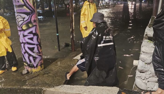 Hujan Deras Landa Makassar, Satgas Drainase Dinas PU Gerak Cepat Atasi Genangan di Jalan A.P. Pettarani