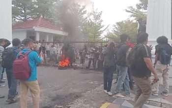 Demo Mahasiswa di Palopo Ricuh, Massa Paksa Masuk Kantor Wali Kota