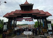 Perbatasan Luwu-Wajo Lumpuh Total, Keranda “Gubernur” Diletakkan di Tengah Jalan