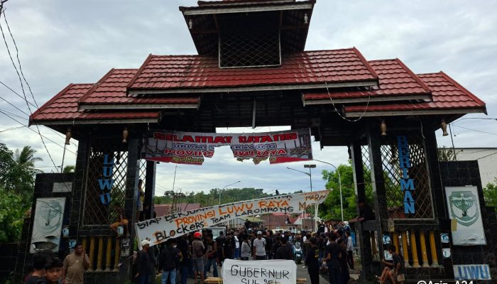 Perbatasan Luwu-Wajo Lumpuh Total, Keranda “Gubernur” Diletakkan di Tengah Jalan