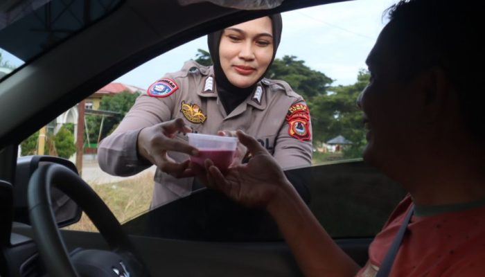 Semarak Ramadan, Jajaran Polres Luwu Bagikan Takjil Gratis untuk Pengendara