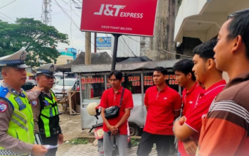 Satlantas Polres Luwu Edukasi Kurir JNT Lewat Program Polantas Menyapa Mappatabe