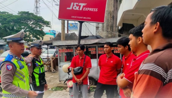 Satlantas Polres Luwu Edukasi Kurir JNT Lewat Program Polantas Menyapa Mappatabe