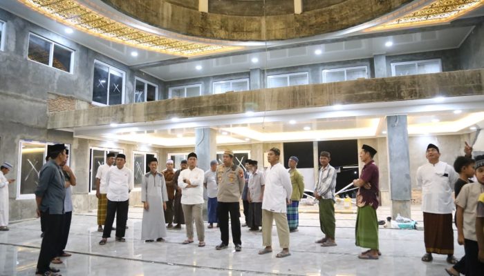 Safari Ramadhan di Burau, Irwan Bachri Syam Terkesima Lihat Interior Masjid Istiqomah