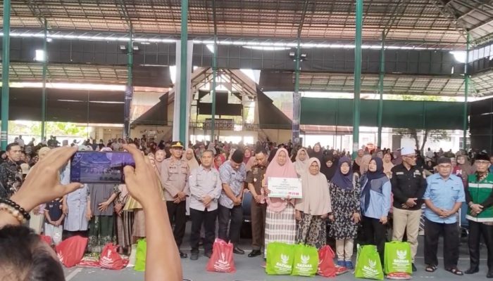 BAZNAS Palopo Salurkan 1.410 Paket Keluarga Bahagia untuk Warga Kurang Mampu