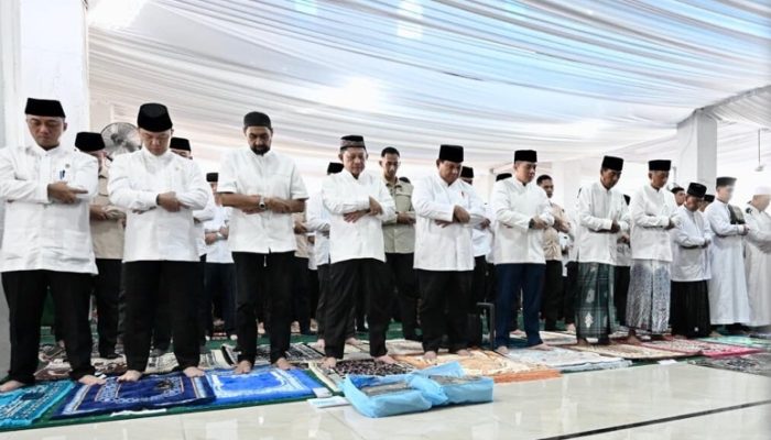 Rayakan Lebaran Bersama Korban Banjir, Presiden Apresiasi Sinergi TNI-Polri dan BNPB