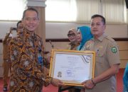 Distribusi MBG 3B Capai 100 Persen, Pj Sekda Luwu Wakili Bupati Terima Penghargaan