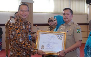 Distribusi MBG 3B Capai 100 Persen, Pj Sekda Luwu Wakili Bupati Terima Penghargaan