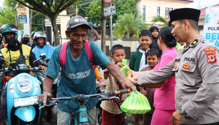 Wujud Kepedulian Polri, Gabungan Seksi Polres Palopo Bagikan Paket Takjil