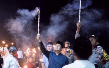 Pj Sekda Luwu Lepas Pawai Takbir Keliling 1.003 Obor di Belopa