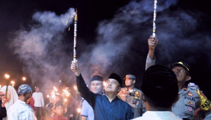 Pj Sekda Luwu Lepas Pawai Takbir Keliling 1.003 Obor di Belopa