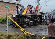 Ban Selip di Persimpangan, Ambulans Pembawa Jenazah Alami Kecelakaan Tunggal di Luwu