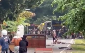 Bentrokan Antarkelompok di Karetan, Jalur Utama Trans-Sulawesi Macet Panjang