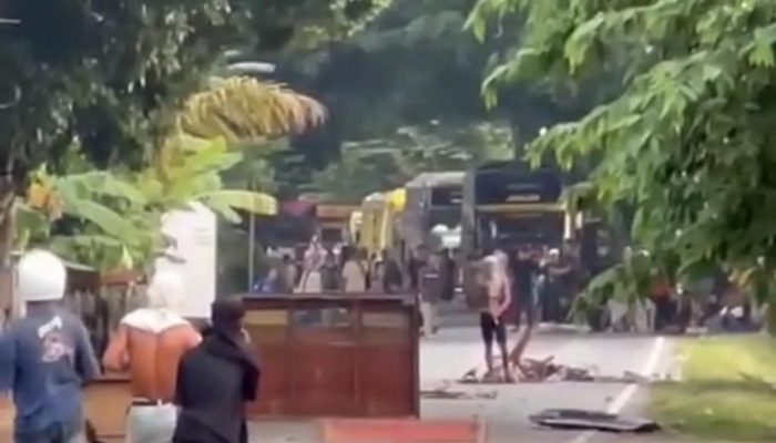 Bentrokan Antarkelompok di Karetan, Jalur Utama Trans-Sulawesi Macet Panjang
